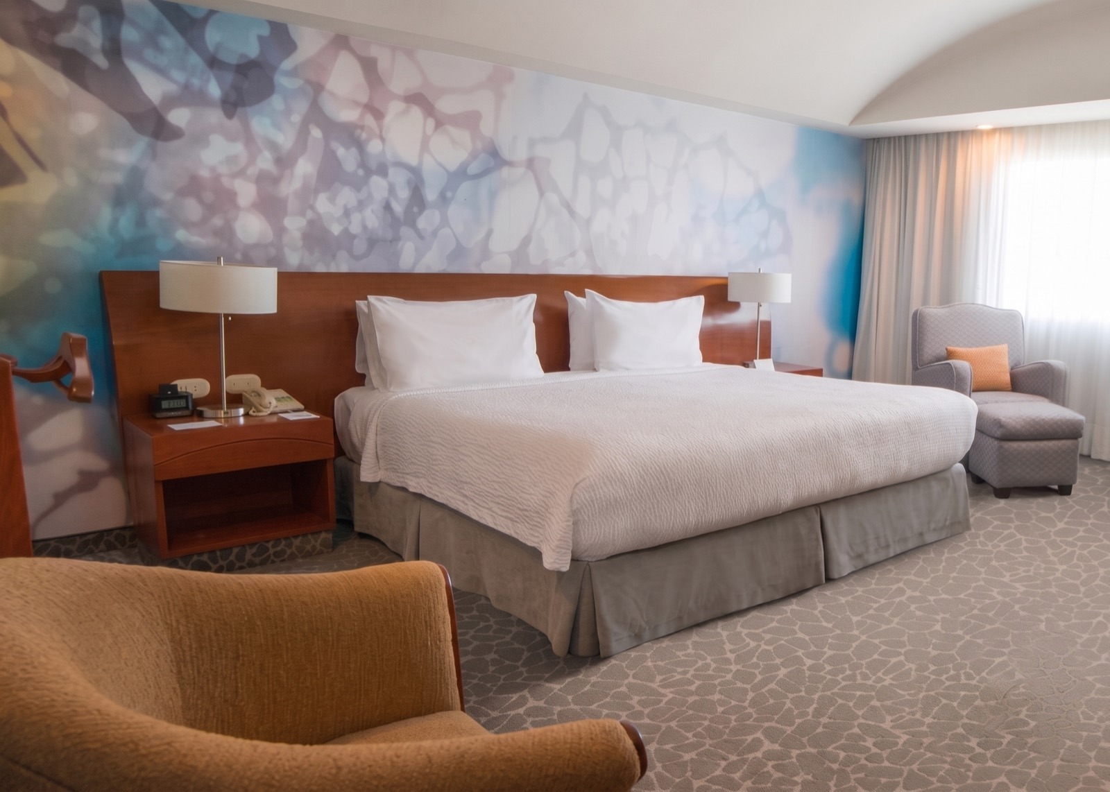 Papel tapiz impreso personalizado en habitación del Courtyard Marriott Revolución