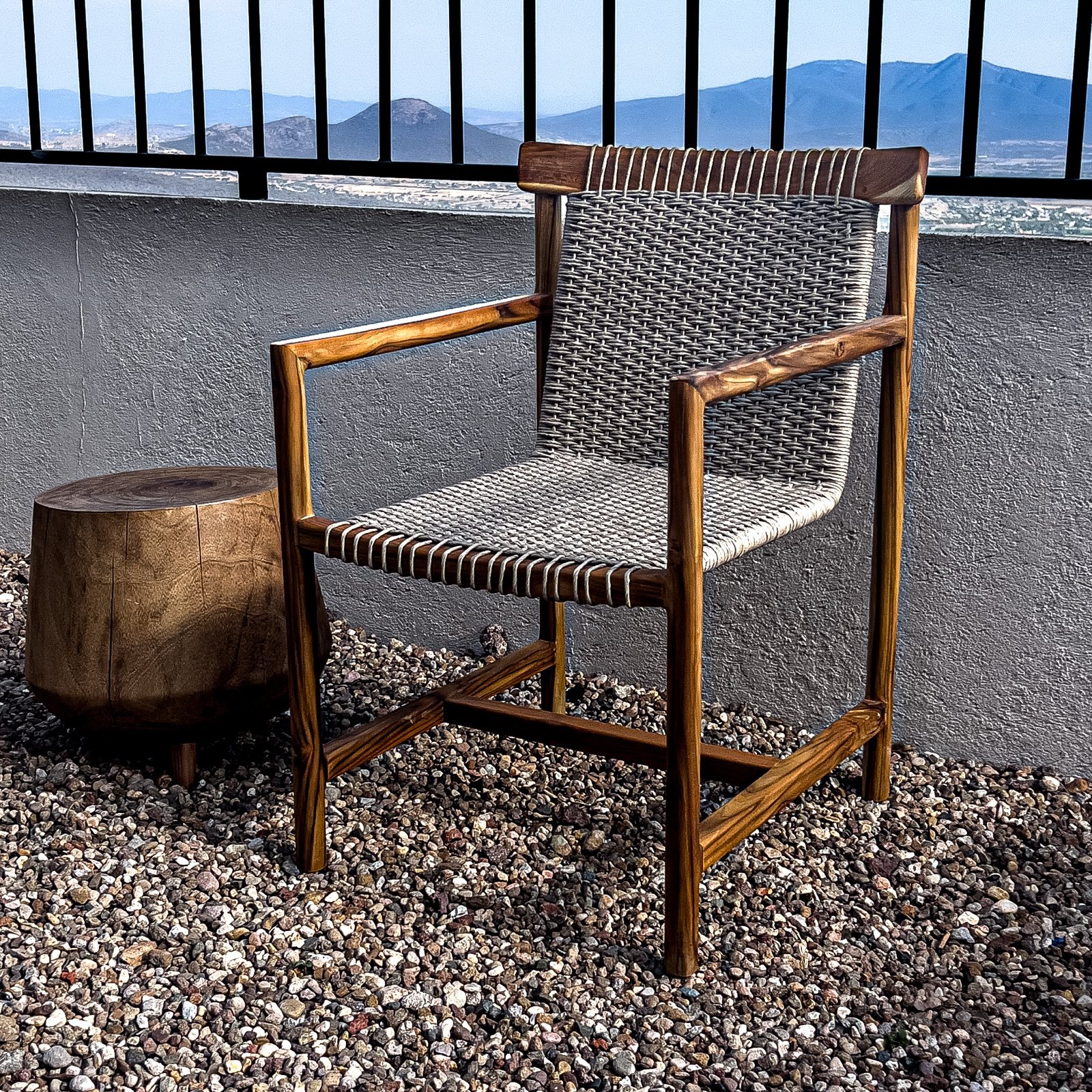Silla de madera sólida con asiento y respaldo tejidos a mano por artesanos mexicanos